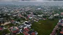 Badan Meteorologi, Klimatologi, dan Geofisika (BMKG) telah mengeluarkan peringatan dini hujan lebat untuk Banda Aceh dan sekitarnya, yang mengindikasikan risiko bencana hidrometeorologi masih tinggi. Tampak foto udara menunjukkan pemandangan umum rumah-rumah penduduk di bawah awan setelah hujan lebat di Darul Imarah, pinggiran Banda Aceh, pada Kamis 27 November 2025. (CHAIDEER MAHYUDDIN/AFP)