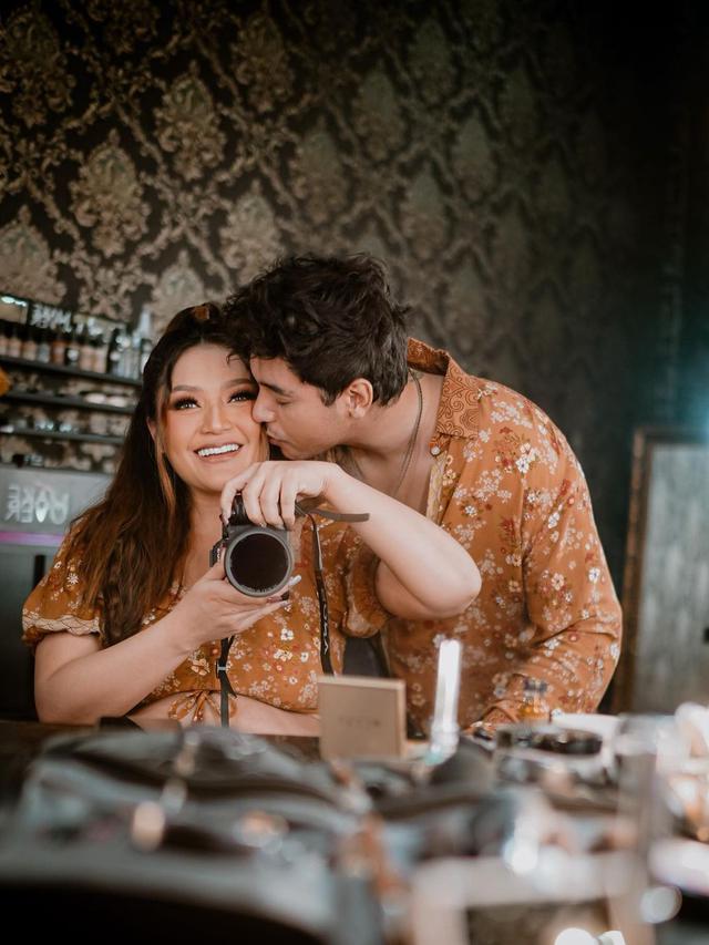 8 Potret Siti Bardiah dan Krisjiana saat Jalani Maternity Shoot, Tampil Mesra