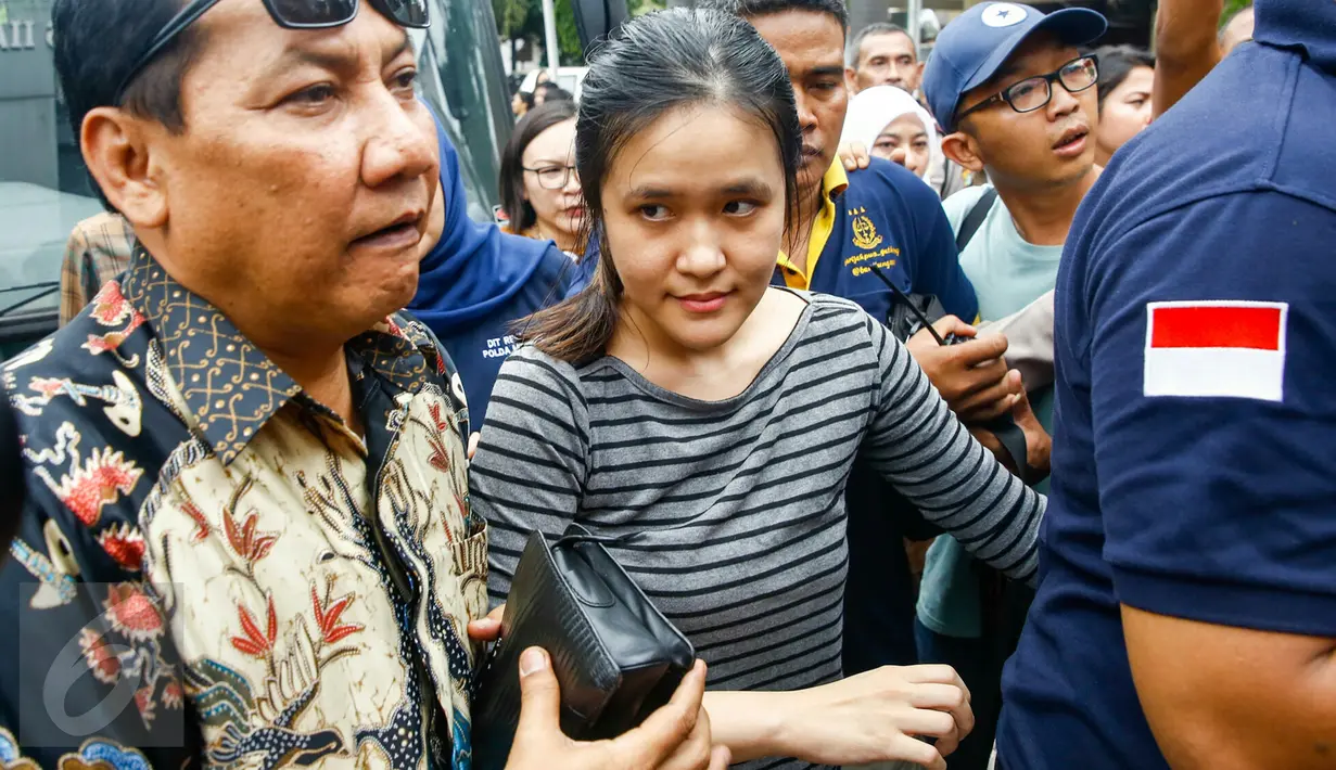 Jessica Kumala Wongso, tersangka kasus pembunuhan Wayan Mirna Salihin, tiba di Rumah Tahanan (Rutan) Pondok Bambu, Jakarta Timur, Jumat (27/5). Selama dua puluh hari ke depan, Jessica akan dititipkan disana. (Liputan6.com/Yoppy Renato)