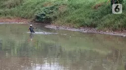 Warga menjaring ikan di galian properti kawasan Kampung Sawah, Ciputat, Tangerang Selatan, Senin (13/7/2020). Galian yang berubah menjadi kali buatan ini berisi ikan air tawar seperti mujaer, ikan mas hingga lele, yang ramai diburu warga sejak pagi hingga siang hari. (Liputan6.com/Fery Pradolo)