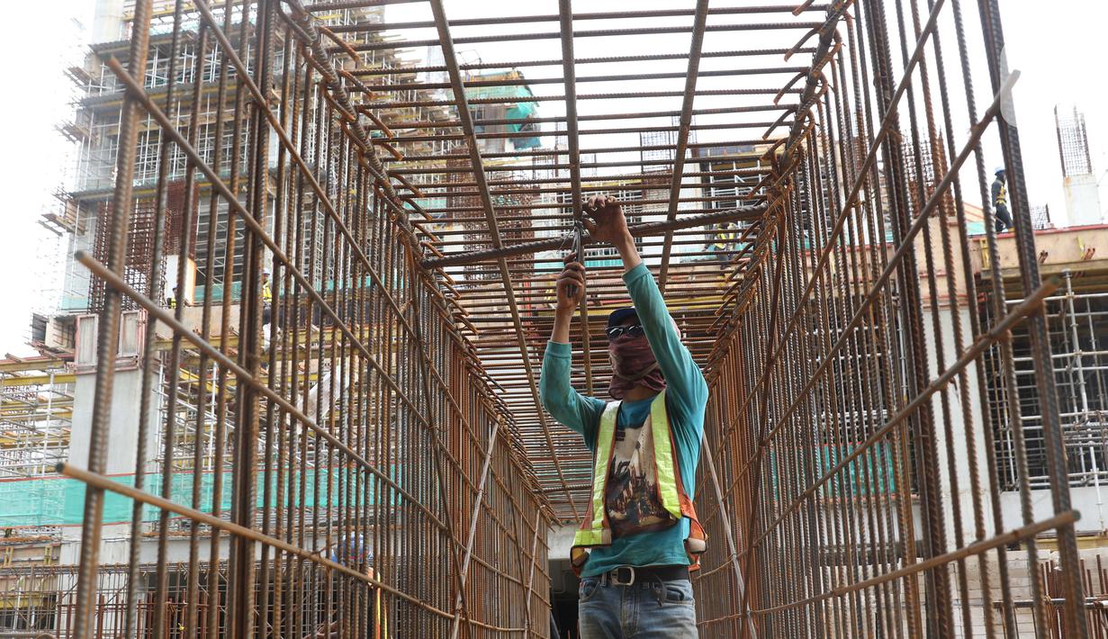 Aktivitas pekerja konstruksi pembangunan Jakarta International Stadium, Jumat (23/10/2020). Hingga pekan ke-59, progres konstruksi Jakarta International Stadium sudah mencapai 31,89 persen dan ditarget akan selesai pada akhir 2021. (Liputan6.comHelmi Fithriansyah)