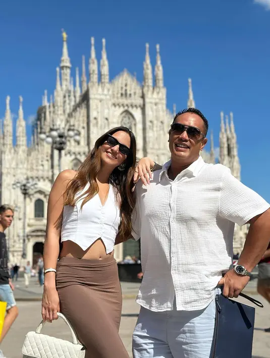 Kompak dengan sang suami, Nia Ramadhani kenakan atasan putih tanpa lengan dan long skirt [@ramadhaniabakrie]