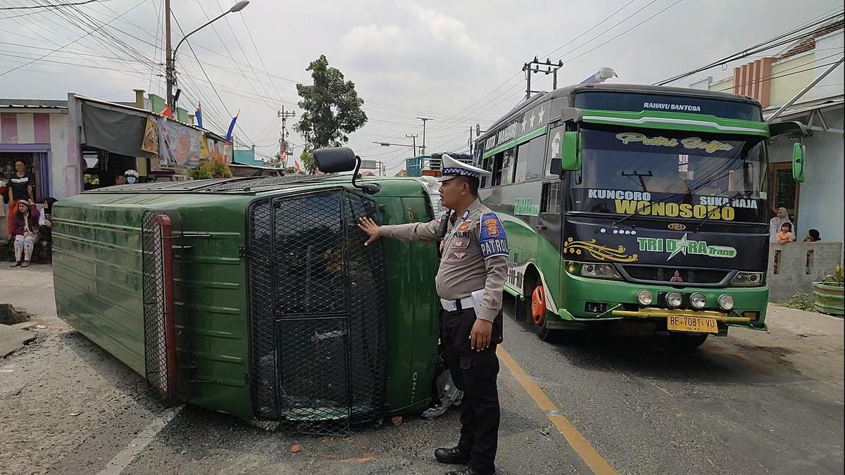 Mobil Tahanan Kejari Tanggamus Terguling, Petugas dan Tahanan Luka Berita Viral Hari Ini Jumat 20 September 2024