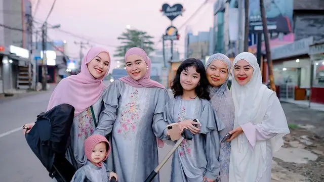 8 Potret Ayu Ting Ting Rayakan Idul Adha Tanpa Orang Tua, Tampil Berhijab