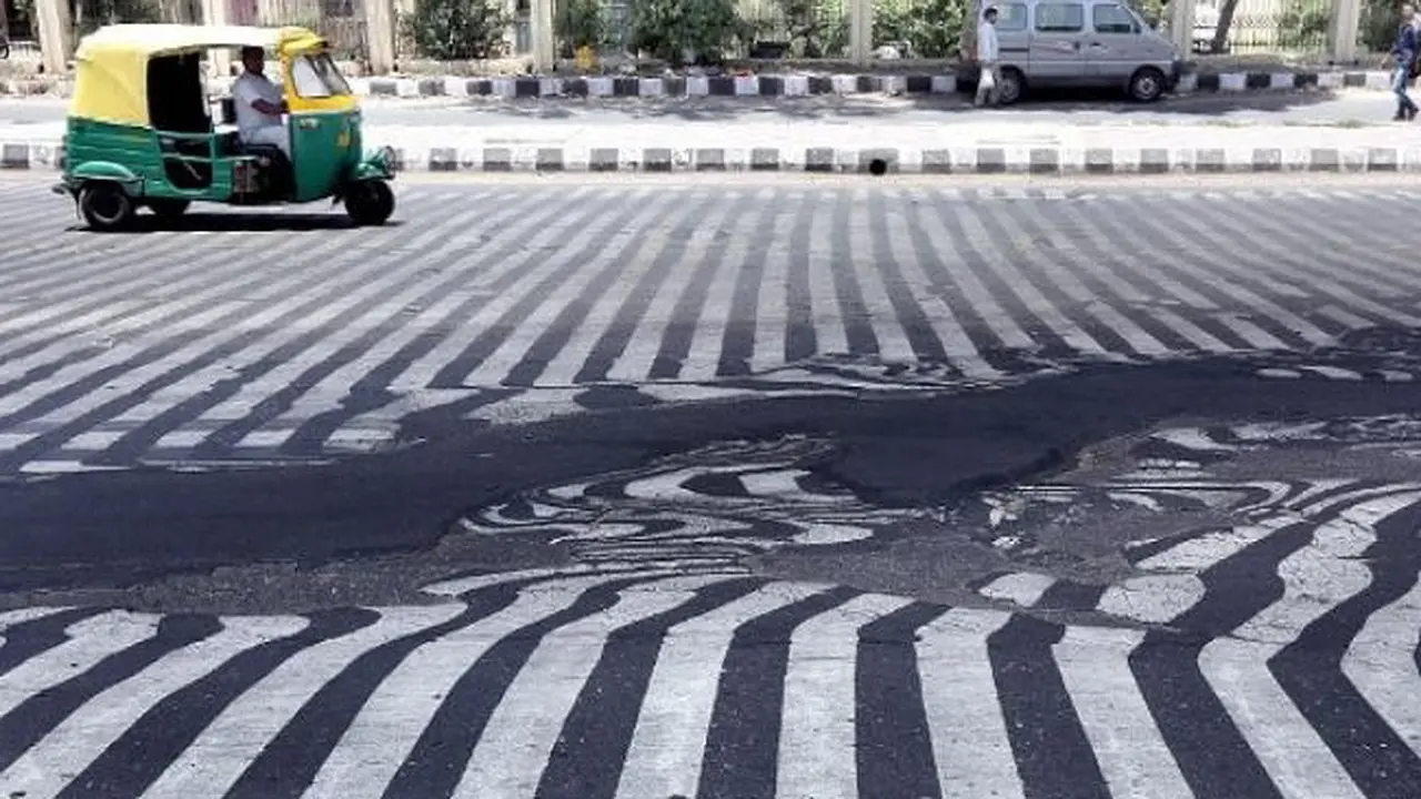 Gelombang Suhu Panas di India Lelehkan Jalan Aspal