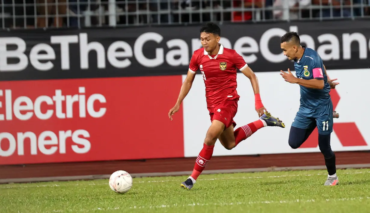 Pesepak bola Timnas Indonesia Dendy Sulistyawan (kiri) menggiring bola dengan dibayangi pesepak bola Brunei Darussalam Najib Tarif dalam pertandingan Grup A Piala AFF 2022 di Stadion Kuala Lumpur, Malaysia, Senin (26/12/2022). Indonesia mengalahkan Brunei Darussalam dengan skor 7-0. (Liputan6.com/PSSI)