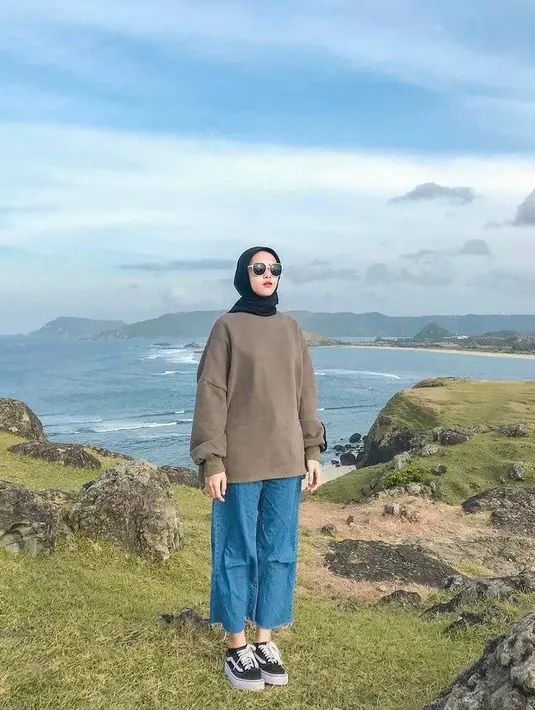 Tampil kece tanpa ribet dengan padu padan oversized dengan cullote jeans. (Instagram/silviahariani__).