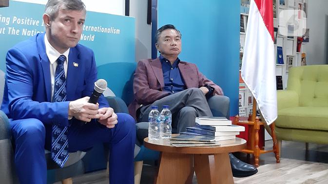 <p>Dubes Ukraina di RI Vasyl Hamianin di markas FPCI, bersama Founder FPCI Dino Patti Djalal. Dok: Tommy Kurnia/Liputan6.com</p>