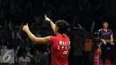 Pebulutangkis Spanyol, Carolina Marin memberi salam pada penonton usai menyelesaikan laga melawan Saina Nehwal (India) di final BWF World Championships 2015 di Jakarta, Minggu (16/8/2015). Carolina unggul 21-16. 21-19. (Liputan6.com/Helmi Fithriansyah)