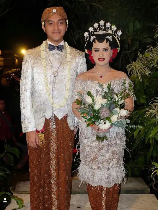 Pasangan yang telah menjalin kasih selama dua tahun ini akhirnya bertekad melanjutkan hubungannya ke jenjang pernikahan. Kini, Mytha telah resmi dipinang dan menjadi istri dari Barry. (Instagram/taridonolobo)