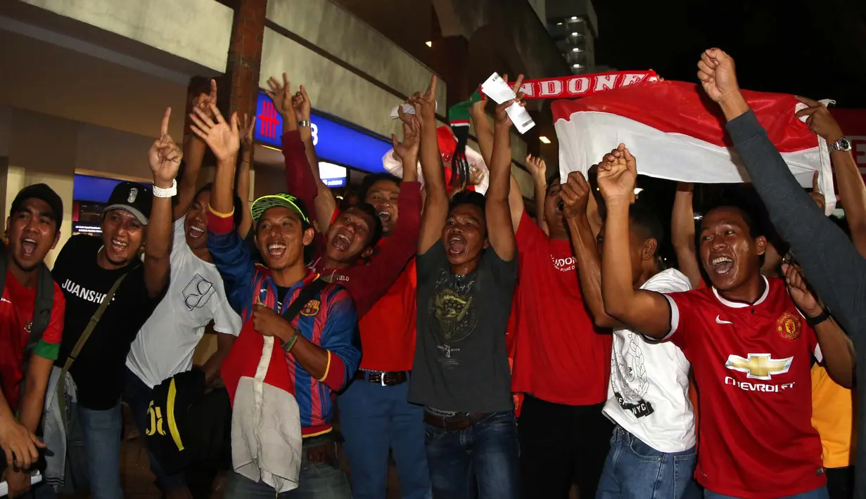 Dukungan ratusan suporter Indonesia tak mampu membantu Indonesia U-23 meraih kemenangan. (Bola.com/Arief Bagus)