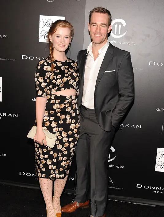 Mereka mengunggah gambar hitam-putih di Instagram yang memperlihatkan James menyentuh lembut perut hamil Kimberly. "Bersyukur untuk berbagi dengan kalian hari ini bahwa kami hamil anak keempat kami!” tulisnya. (AFP/Bintang.com)