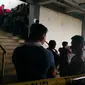 Kepolisian menyisir lokasi kejadian untuk mencari sisa tubuh korban mutilasi di Pasar Besar Malang (Liputan6.com/Zainul Arifin)