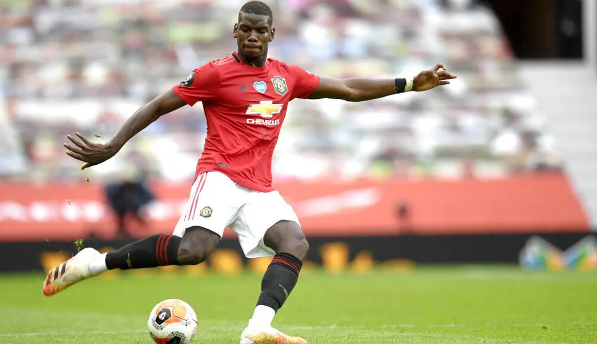 Pemain Manchester United, Paul Pogba, melepaskan tendangan saat melawan Bournemouth pada laga Premier League di Stadion Old Trafford Sabtu (4/6/2020). Manchester United menang 5-2 atas Bournemouth. (AP/Peter Powell)