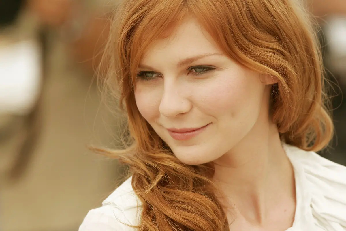 Demi Pemotretan, Kirsten Dunst Ekspos Tubuh Bagian Atas