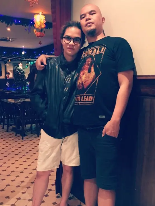 Sungguh romantis ucapan Dul untuk Shafeea, walaupun seperti yang diketahui mereka tidak lahir dari rahim ibu yang sama. Meski begitu, mereka terlihat sangat saling menyayangi. (Instagram/duljaelani)