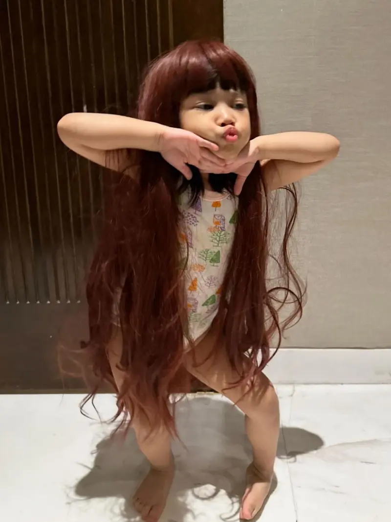 Nakeya Ayu pakai wig berwarna merah menggemaskan (Instagram/@riafinola dan @nakeya_ayu)