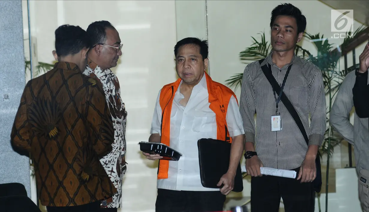 Terdakwa dugaan korupsi E-KTP, Setya Novanto (kedua kanan) usai menjalani pemeriksaan di Gedung KPK, Jakarta, Selasa (20/2). Dia diperiksa sebagai saksi untuk tersangka Dirut PT Quadra Solution Anang Sugiana Sudihardjo. (Liputan6.com/Helmi Fithriansyah)