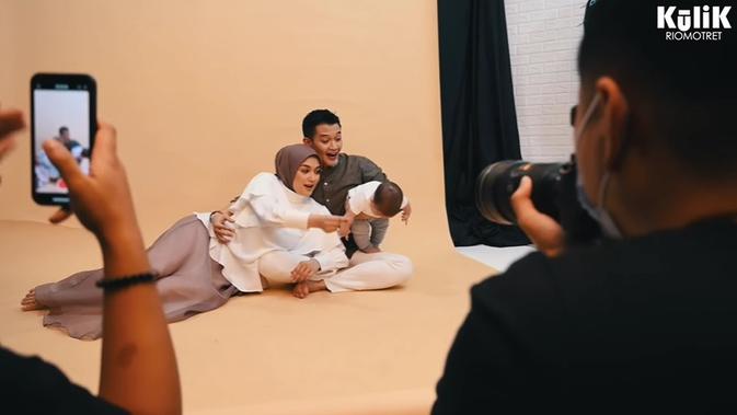 Pemotretan keluarga Rezky Adhitya dan Citra Kirana (Sumber: YouTube/RIOMOTRET)