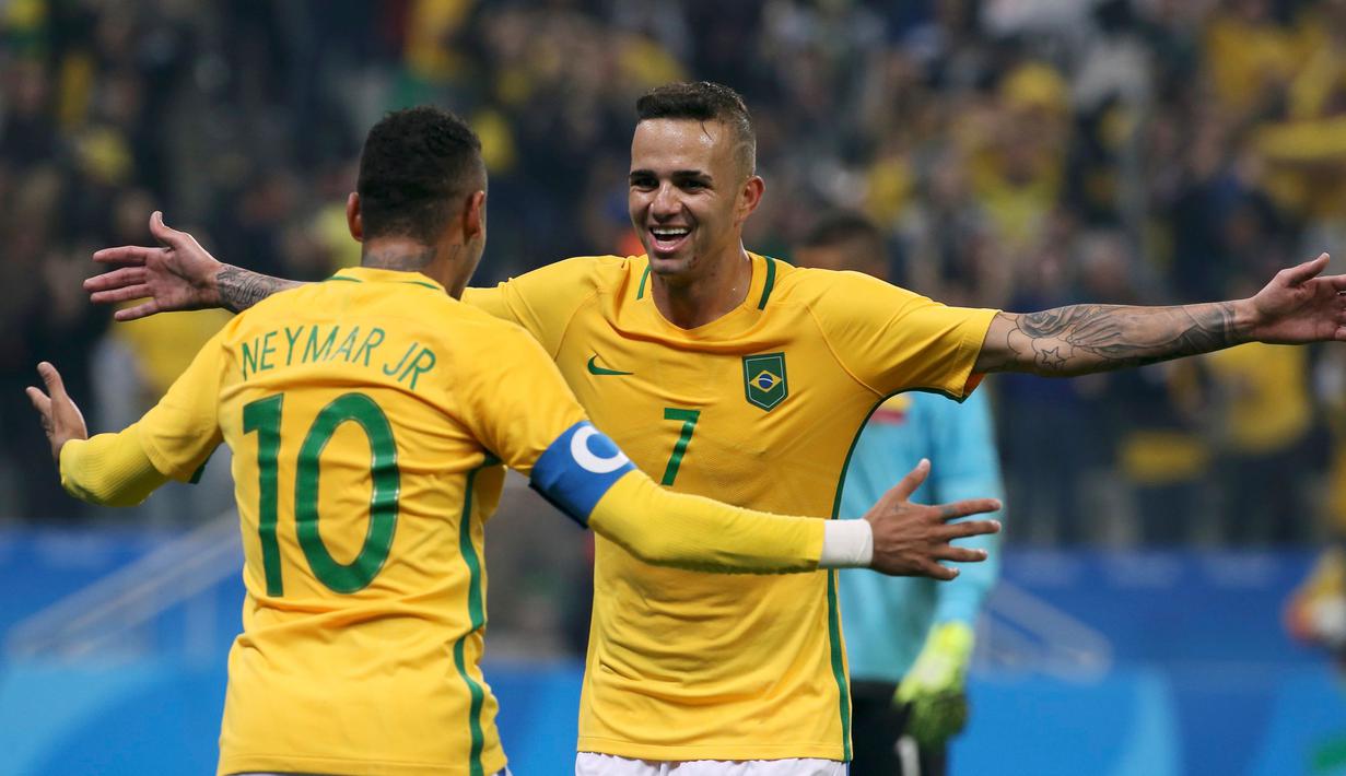 Pemain Brasil, Luan (kanan) merayakan gol bersama Neymar di laga Perempat Final Sepakbola Olimpiade Rio 2016 melawan Kolombia, Sabtu (13/8). Kemenangan ini mengatarkan Brasil ke babak Semifinal. (REUTERS / Paulo Whitaker)