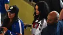 Rihanna tampak berjalan di keramaian usai menyaksikan final Piala Dunia FIFA antara Jerman dan Argentina di Stadion Maracana, Rio de Janeiro, (13/7/14), (AFP PHOTO / Gabriel Bouys).