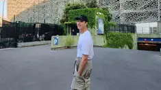 Menandai dibukanya akun Instagram resmi, sang leader Stray Kids, Bang Chan mengunggah beberapa momen saat berada di Paris. Meski telah membuka akun resminya, banyak pula penggemar yang penasaran apakah Bang Chan akan aktif bermain media sosial. (Liputan6.com/IG/@gnabnahc)
