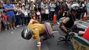 Seorang peserta balapan kursi kantor terjatuh ketika ambil bagian dalam kompetisi ISU-1 Grand Prix di Tainan, Taiwan Selatan, Minggu (24/4/2016).  (REUTERS/Tyrone Siu)