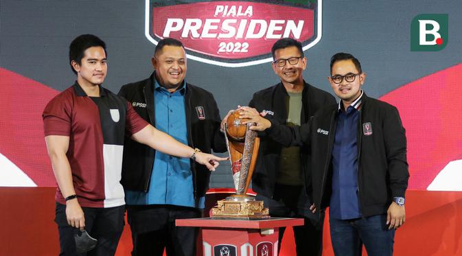 <p>Dari kiri: Dirut Persis Solo, Kaesang Pangarep, Presiden Borneo FC, Nabil Husein, Direktur Persib Bandung Teddy Tjahjono dan Presiden Arema FC, Gilang Widya Pramana foto bersama usai konferensi pers Piala Presiden 2022 di Studio Lantai 8 SCTV Tower, Senayan City, Jakarta pada Senin (06/06/2022). (Bola.com/Bagaskara Lazuardi)</p>