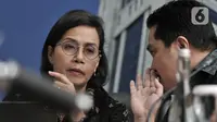 Menteri Keuangan Sri Mulyani (kiri) berbincang dengan Menteri BUMN Erick Thohir saat konferensi pers terkait penyelundupan motor Harlery Davidson dan sepeda Brompton menggunakan pesawat baru milik Garuda Indonesia di Kementerian Keuangan, Jakarta, Kamis (5/12/2019). (merdeka.com/Iqbal S Nugroho)