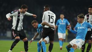 Gelandang Juventus, Manuel Locatelli (kiri), dalam pertandingan melawan Napoli pada lanjutan Serie A Liga Italia 2025/2026 di Stadion Diego Armando Maradona, Senin (8/12/2025) dini hari WIB. (CARLO HERMANN / AFP)