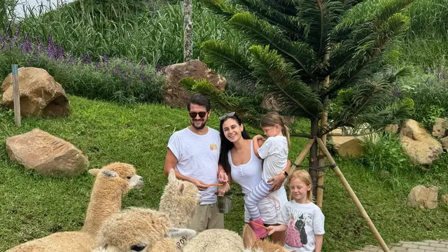 Marissa Nasution bersama keluarganya sedang bertamasya. [@marissaln]