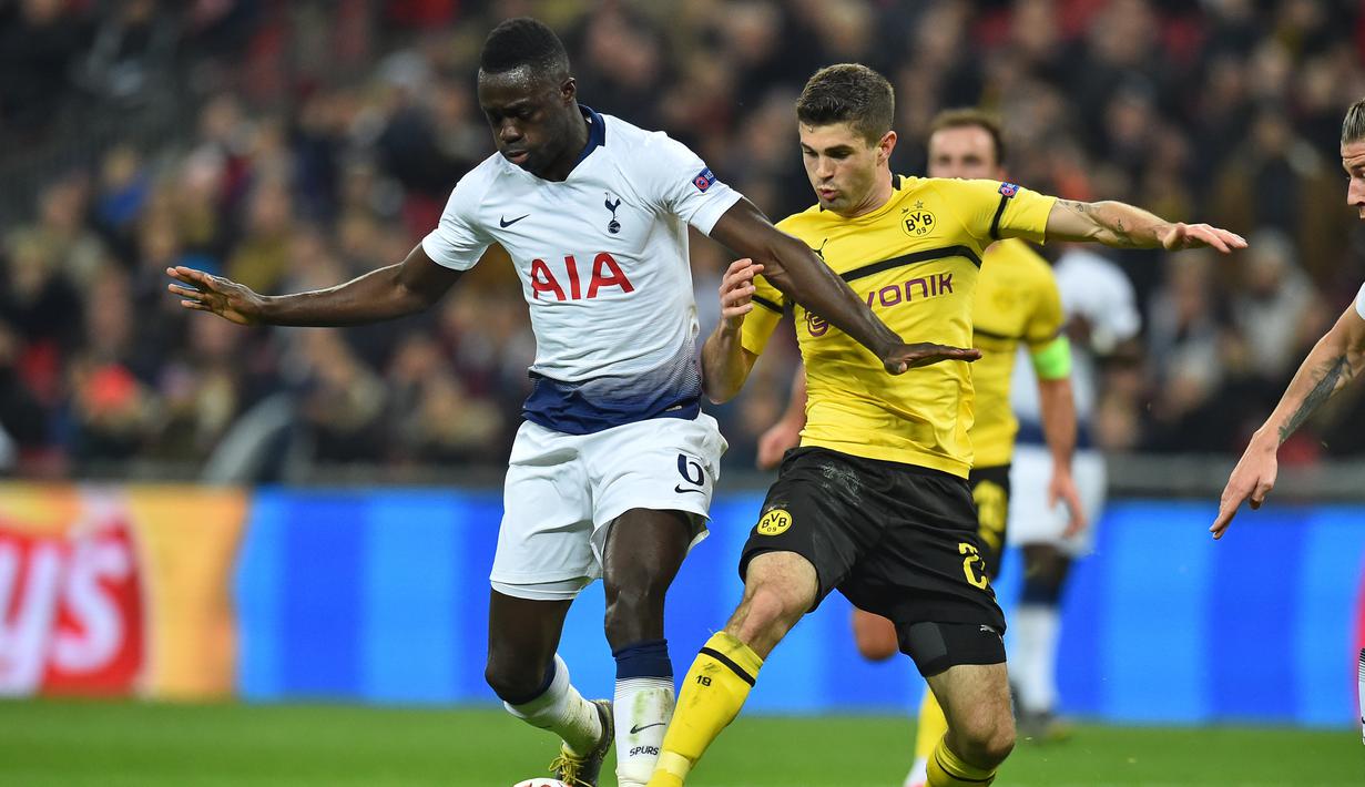 Duel antara Sanchez dan Pulisic pada leg 1, 16 besar Liga Champions yang berlangsung di stadion, Wembley, London, Kamis (14/2). Tottenham Hotspur menang 3-0 atas Borussia Dortmund (AFP/Adrian Dennis)