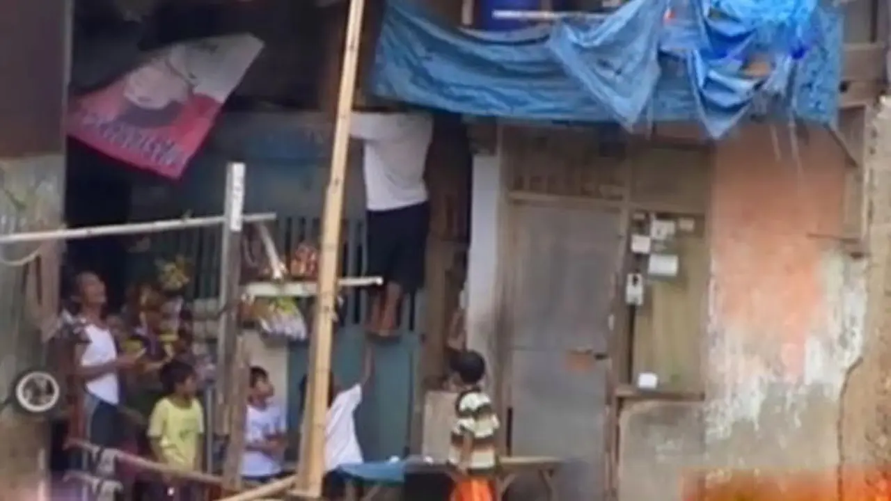Hadapi Banjir, Warga Bantaran Kali Ciliwung Buat Rumah Panggung