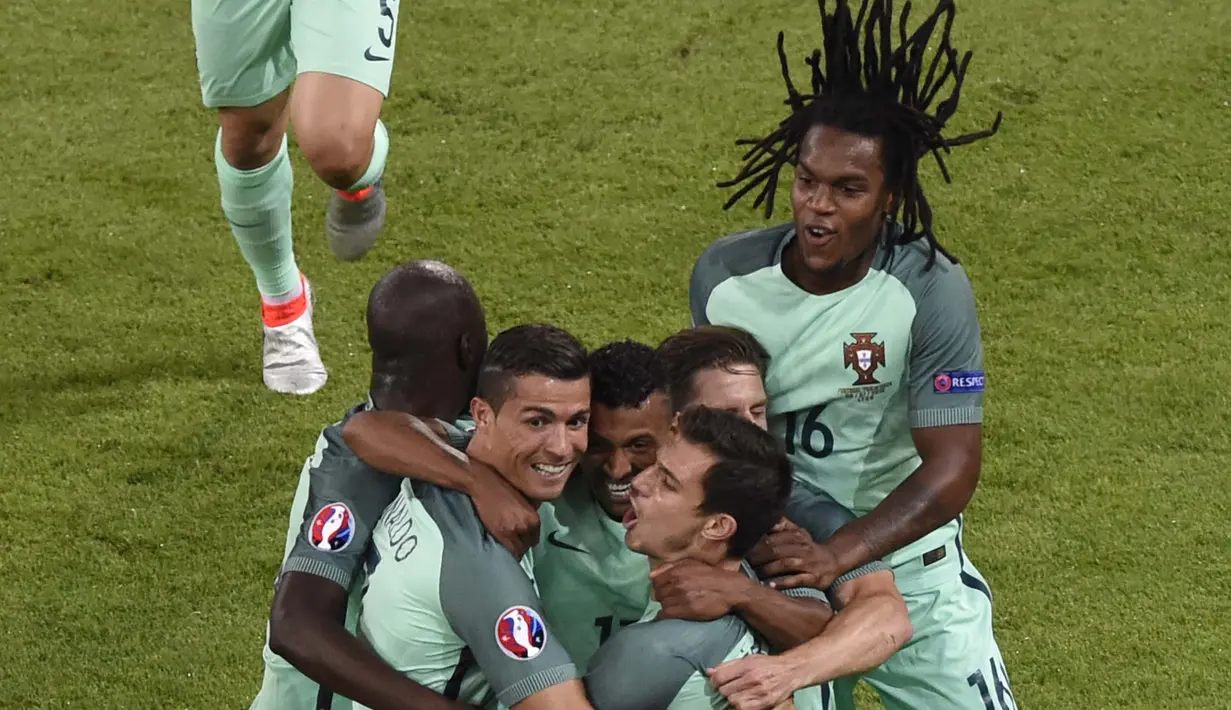 Cristiano Ronaldo (2kiri) dan rekannya merayakan golnya ke gawang Wales pada semi-final Piala Eropa 2016 di Stadion Parc Olympique Lyonnais, DÈcines-Charpieu, Prancis, Kamis (7/7/2016) dini hari WIB. (AFP/Jean-Philippe Ksiazek)