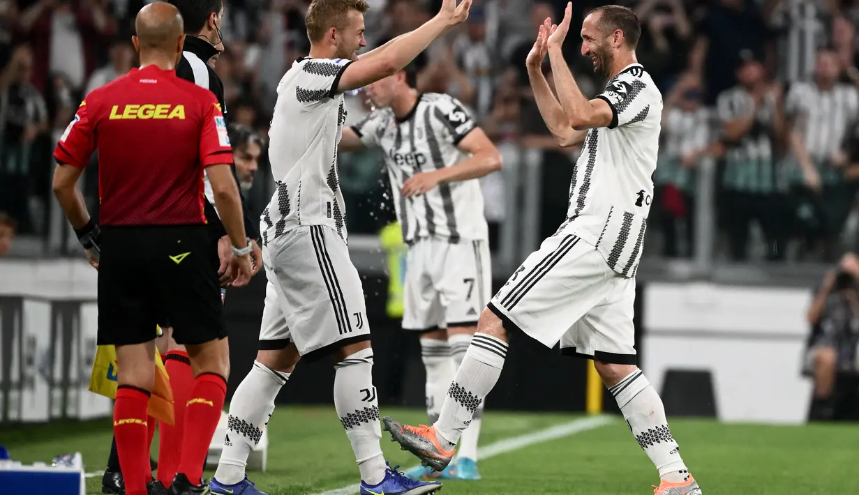 Bek Juventus, Giorgio Chiellini (kanan) digantikan Matthijs de Ligt saat bertanding melawan Lazio pada pertandingan lanjutan Liga Serie A Italia di “Stadion Allianz” di Turin, Selasa (17/5/2022). Juventus bermain imbang atas Lazio 2-2. (AFP/MARCO BERTORELLO)
