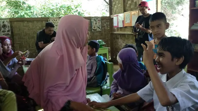 Tawa Belasan Siswa Disabilitas yang Menuntut Ilmu di Gubuk Ujung Hutan