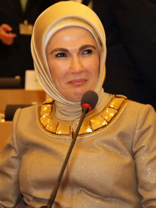 Istri Presiden Turki, Emine Erdogan tampil cantik dengan jilbab berwarna keemasan. Emine Erdogan menjadi istri Presiden Turki pertama yang mengenakan jilbab (haber.sol.org.tr)