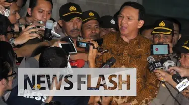 Ahok keluar dari gedung KPK sambil mengeluarkan senyum dan wajah sumringah