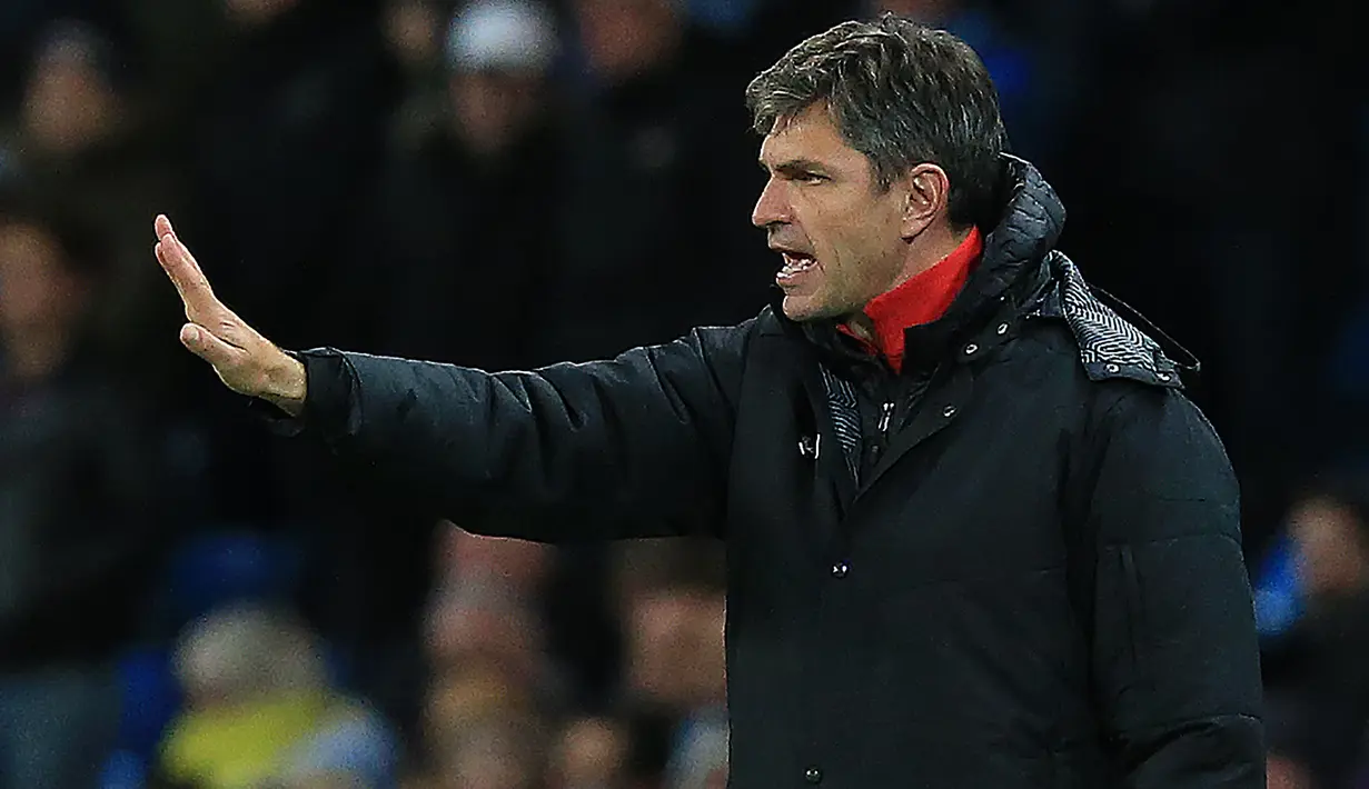 Pelatih Southampton, Mauricio Pellegrino memberi instruksi kepada para pemainnya saat menghadapi Manchester City pada laga Liga Inggris 2017/2018 di Etihad Stadium, Manchester (29/11/2017). Mauricio Pellegrino yang pensiun pada Juli 2006 bersama Valencia tercatat hanya setengah musim membela Liverpool pada tengah musim 2004/2005 setelah didatangkan dari Valencia. Ia hanya tampil dalam 13 laga di semua ajang. (AFP/Lindsey Parnaby)