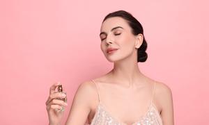Ilustrasi perempuan menyemprotkan parfum. (c) NewAfrica/Depositphotos