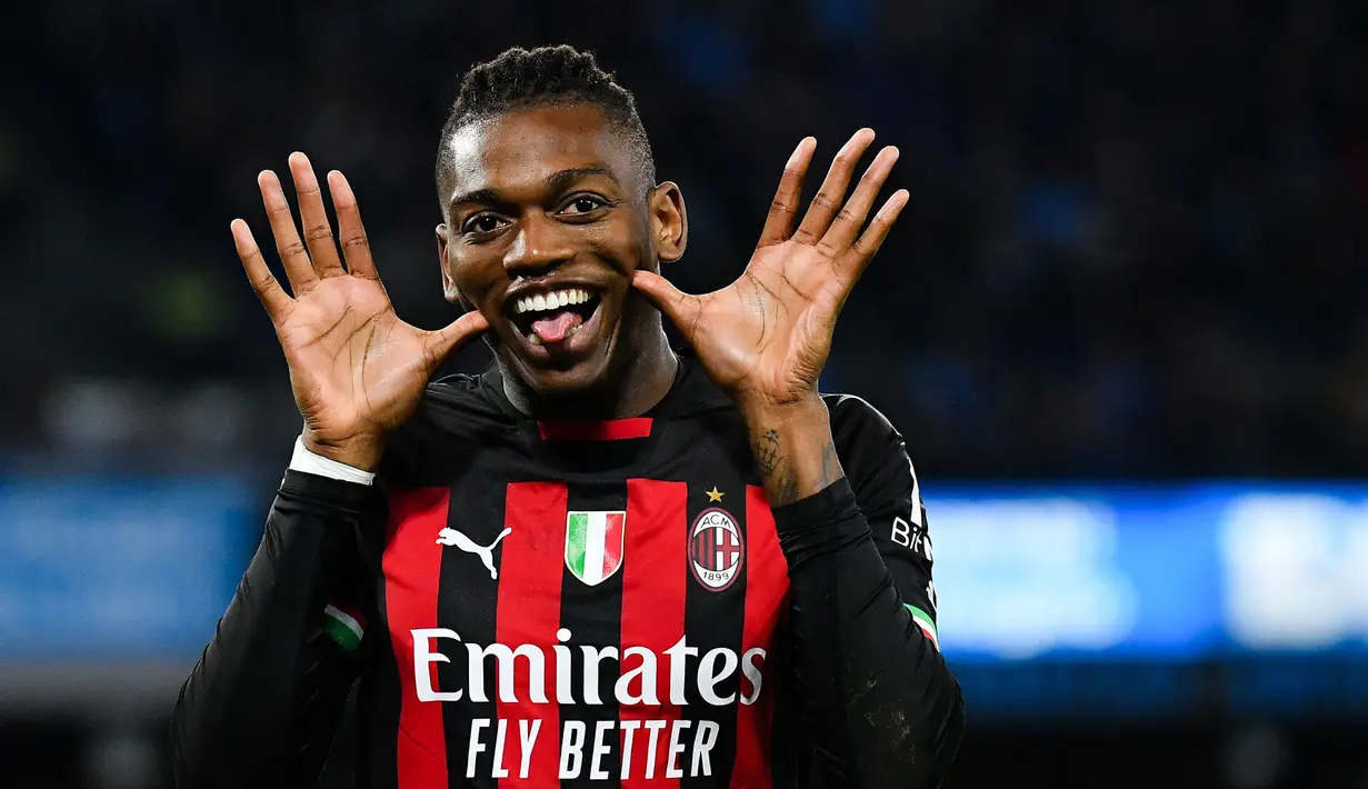 Pemain AC Milan, Rafael Leao merayakan gol ke gawang SSC Napoli pada laga lanjutan Liga Italia 2022/2023 di Stadion Diego-Maradona, Napoli, 2 April 2023. Leao menjadi salah satu pemain paling penting di AC Milan saat ini. Sang penyerang sejauh ini tercatat sudah melesatkan 43 gol dan 36 assist dari 163 pertandingan di semua kompetisi untuk Milan. Ia juga sukses membawa Rossoneri merengkuh gelar Serie A musim 2021/2022. (AFP/Tiziana Fabi)
