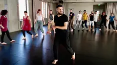 Imigran Suriah, Medhat Aldaabal mengajarkan tarian tradisional Arab Dabke di sebuah lokakarya di Berlin, Jerman, Minggu (15/4). (AP Photo/Jona Kallgren)