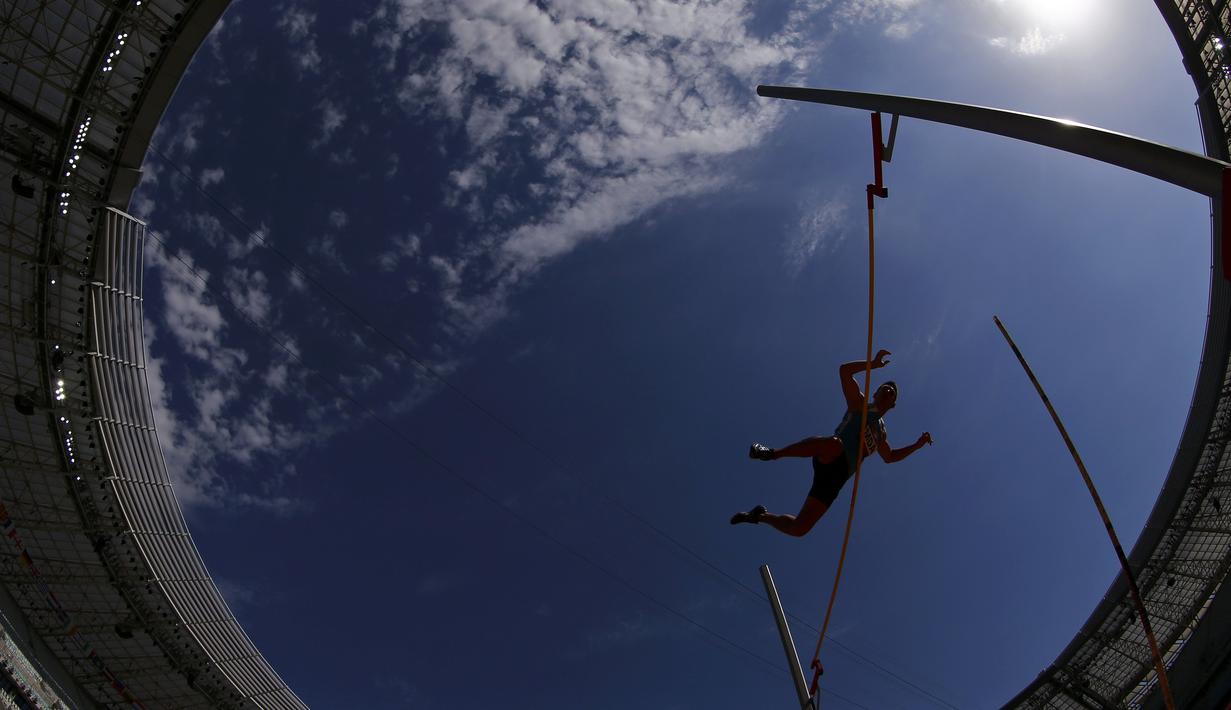 Atlet Moldova, Stanislav Gheorghioglo, saat berlomba di nomor lompat tinggi galah putra Pesta Olah raga Eropa 2015 di Baku, Azerbaijan. Senin (22/6). (REUTERS/Stoyan Nenov)