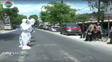 Sosialiasi operasi zebra digelar di sejumlah titik yang rawan terjadi laka lantas atau black spot di Pasar Kecamatan Kapas, Bojonegoro.