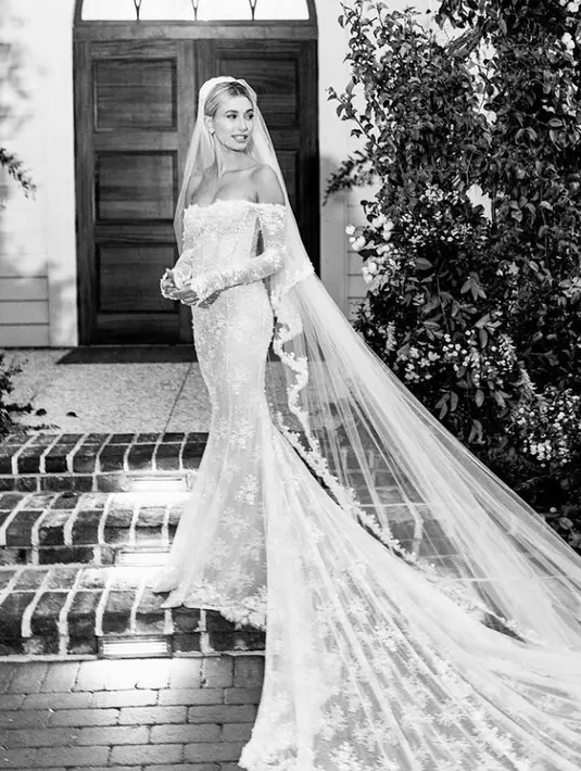 Hailey Bieber tampil memukau dengan gaun renda semi-tipis yang indah dengan detail off-the-shoulder di hari pernikahannya bersama Justin Bieber. Model Amerika ini juga melengkapi penampilannya dengan wedding veil. (Instagram/haileybieber).