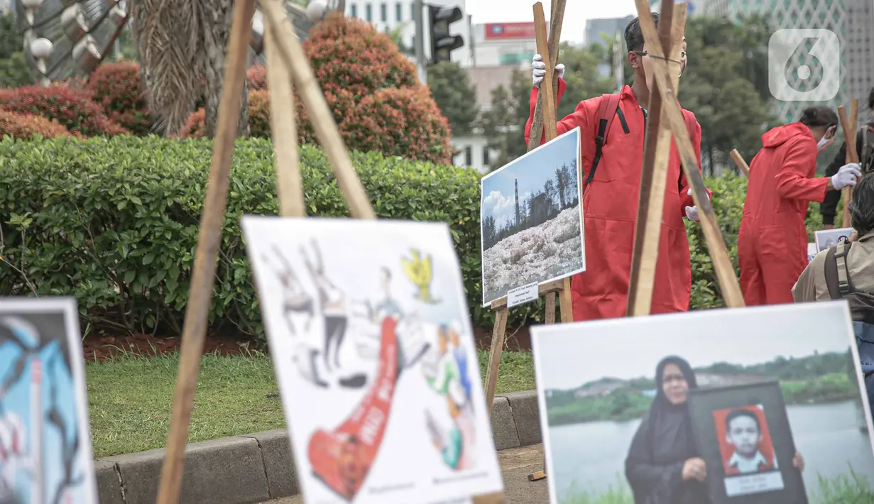 Aktivis melakukan happening art di kawasan Patung Kuda, Jakarta, Selasa (15/12/10). Aksi ini merefleksikan potret Indonesia di tahun 2020 #bersikanIndonesia, di tahun kelam bagi demokrasi yang dipertontonkan di ruang publik seperti korupsi, dikeberinya fungsi KPK. (Liputan6.com/Faizal Fanani)