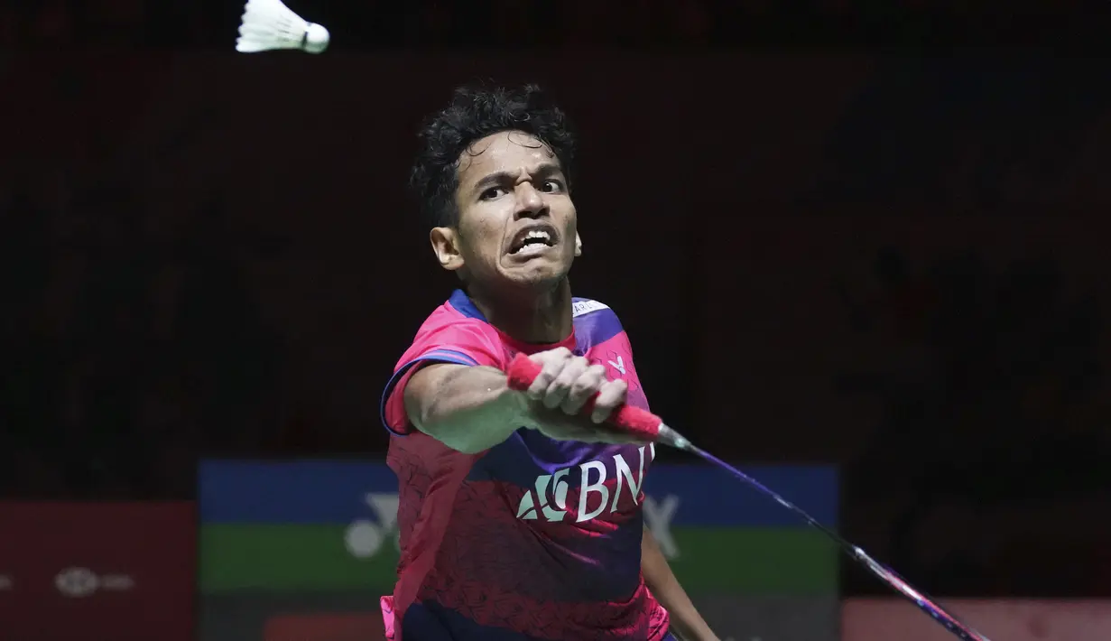 Pebulutangkis Tunggal Putra Indonesia, Chico Aura Dwi Wardoyo mengembalikan kok ke arah Angus Ng Ka Long dari Hong Kong pada pertandingan semifinal Indonesia Masters 2023 di Istora Senayan, Jakarta, Jumat (27/1/2023). Chico Aura akan bertanding melawan Jonatan Christie di babak final. (AP Photo/Tatan Syuflana)