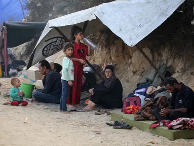 Warga Palestina yang mengungsi dari Kota Gaza berkumpul di bawah naungan tenda-tenda di kamp pengungsi Nuseirat di Jalur Gaza tengah pada 28 September 2025. (Eyad BABA/AFP)