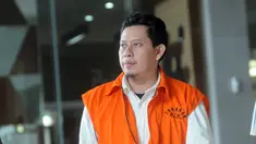Bupati nonaktif Cianjur Irvan Rivano Muchtar usai menjalani pemeriksaan lanjutan di Gedung KPK, Jakarta, Rabu (10/4). Irvan diperiksa sebagai tersangka untuk melengkapi berkas dalam kasus dugaan suap anggaran pendidikan dari para kepala sekolah di kawasan Cianjur. (merdeka.com/Dwi Narwoko)