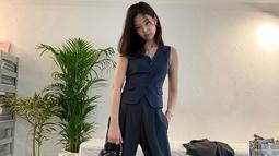 Menggunakan setelan berwarna abu-abu, Jennie Blackpink menambah gaya penampilannya dengan handbag kecil. Meski terlihat sederhana, namun penampilan Jennie satu ini juga tuai pujian netizen. (Liputan6.com/IG/@jennierubyjane)